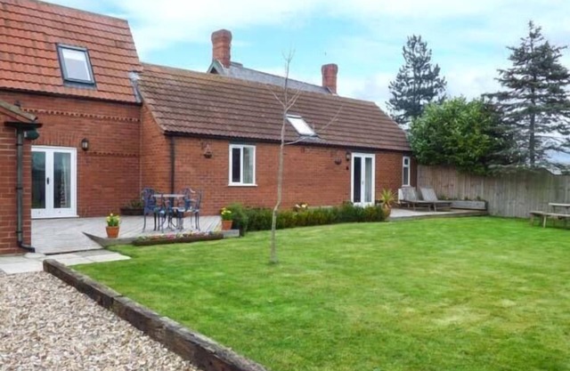 THE BARN IVY COTTAGE, family friendly, with a garden in York