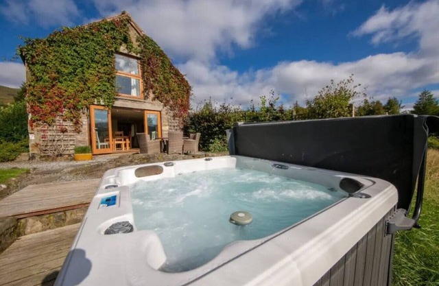 The Barn on Loch Tay - Hot Tub