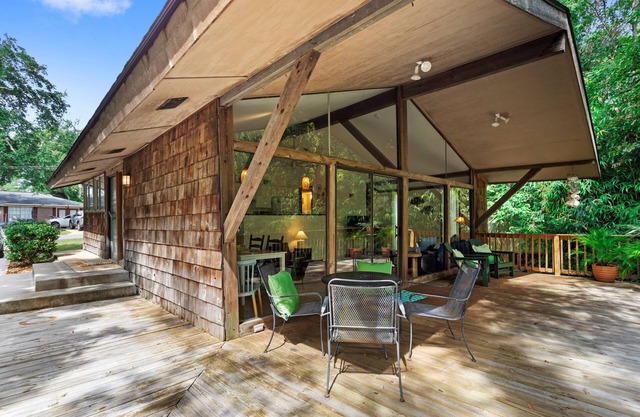 The Bayou Bungalow - Cozy Bungalow, King Bed, near East Beach!