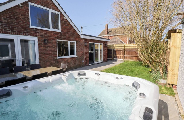 THE BEACH HAVEN, pet friendly, country holiday cottage in Mablethorpe