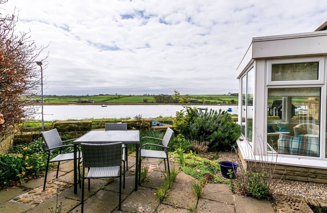 THE BEACH HOUSE, ALNMOUTH, pet friendly, with a garden in Alnmouth