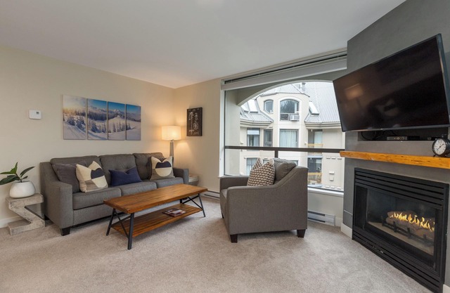 ❄︎The Big Mauna❄︎ Modern 1 BR - 2 min to ski in/out | Hot Tub & Pool | The Marquise