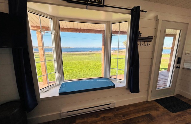 The Blue Buoy- Hot tub, King bed, Centrally located, stunning views.