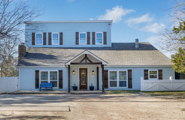 The Blue Magnolia Lodge: Luxury Retreat on Lake Whitney with Hot Tub, Fire Pit, and Private Cove!