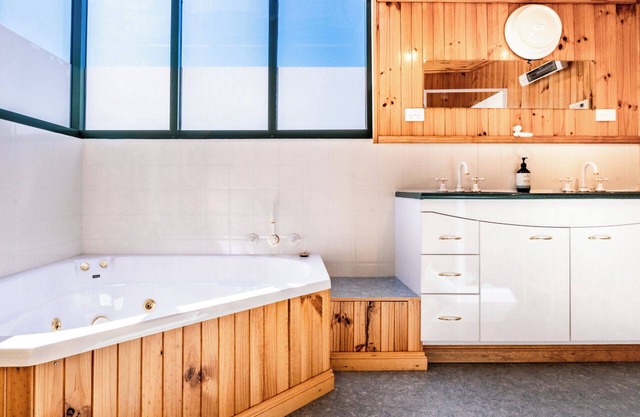 The Boathouse - Freycinet Holiday Houses