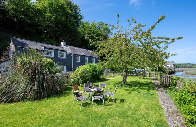 The Boathouse - Four Bedroom House, Sleeps 8