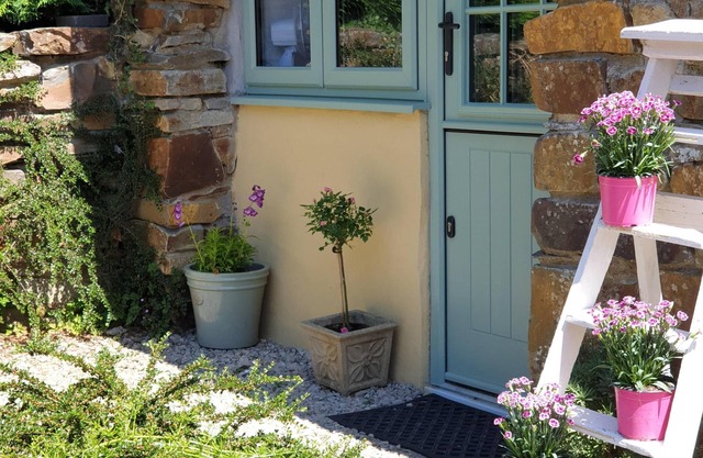 The Bothy nr Tenby: HotTub, 84"Projector, 4PosterBed