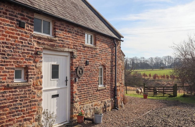 THE BOTHY, pet friendly, country holiday cottage in Lowick