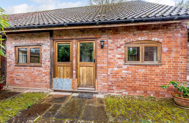THE BOTHY, pet friendly, with a garden in Phocle Green