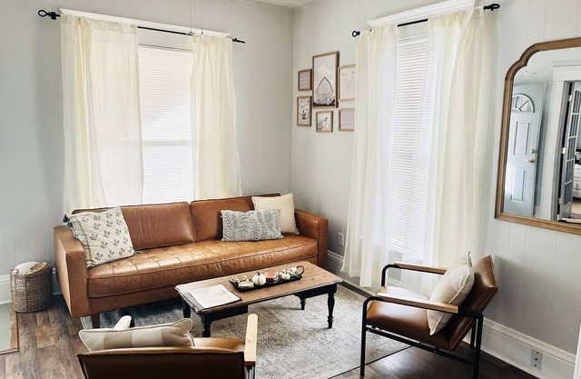 The Broadway Cottage - Great Bend Downtown(Pet Friendly)