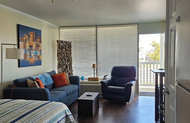 The "Bulldog Retreat" is a cozy condo just steps from the beach and large pool.