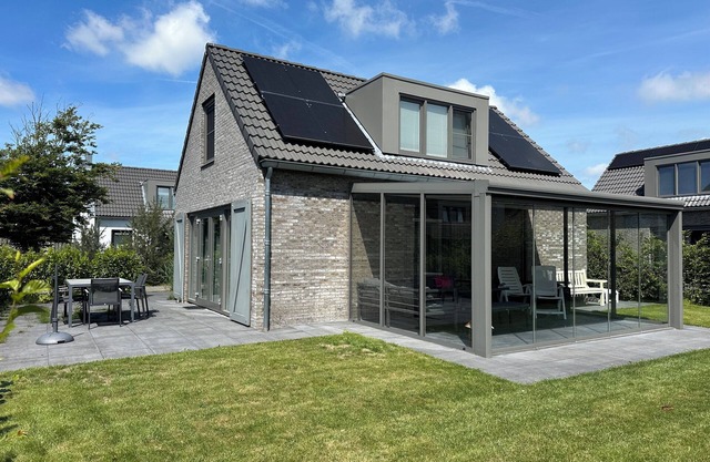 The bungalow naturally feels completely at home in nature. Will you come and enjoy the lovely conservatory?