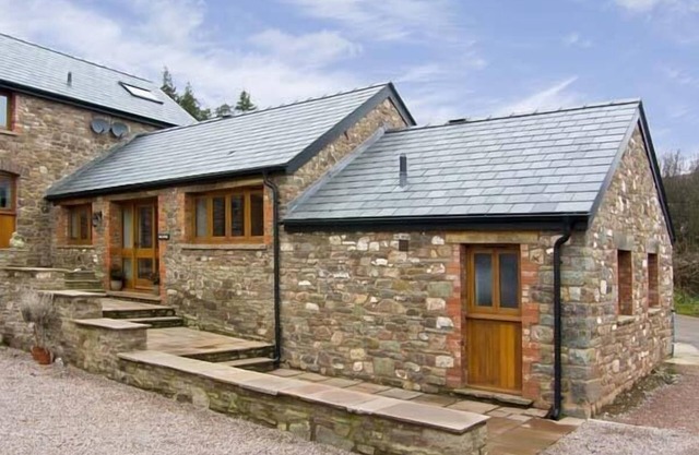 THE BYRE, luxury holiday cottage in Llanddewi Skirrid
