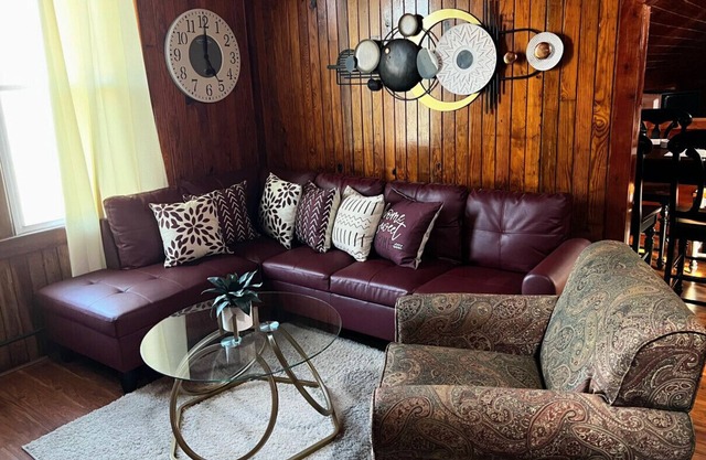 The Cabin - 2 Br 1 Ba Apt Near Downtown