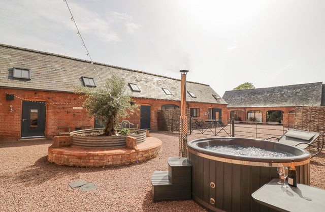 THE CART ARMS, pet friendly, with hot tub in Huntley
