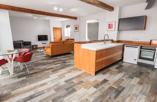 THE CART HOUSE, pet friendly, character holiday cottage in Wem
