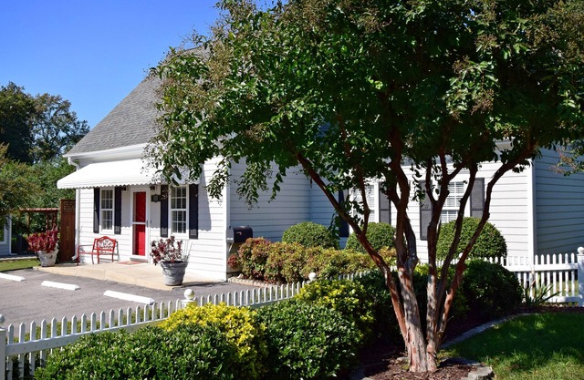 The Cary Cottage 1 BR 1 BA Private Sleeps 4 - Downtown Cary, Eat Drink Play Shop