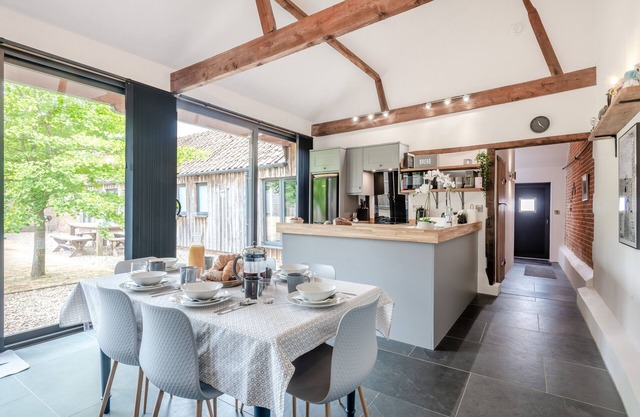 The Cattle Barn - Three Bedroom House, Sleeps 6