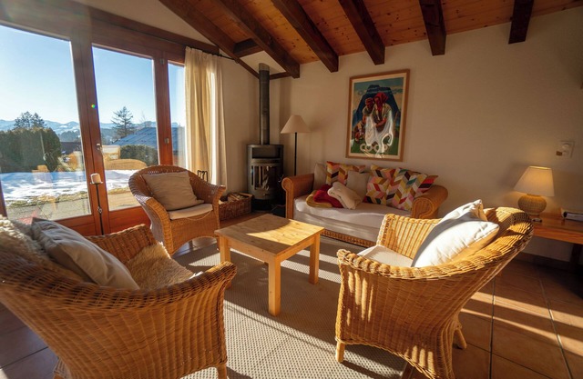 The chalet is located 600m from the departure of the Barboleuse gondolas linking the Gryon Villars L