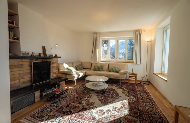 The chalet, which has just been renovated in 2024, is located 200m from the ski slope linking the Vi
