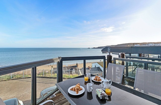 The Chandlery - Spectacular Sea Views, Parking