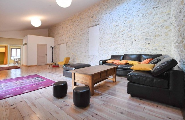 THE CHARM AND COMFORT OF A BEAUTIFUL COUNTRY APARTMENT