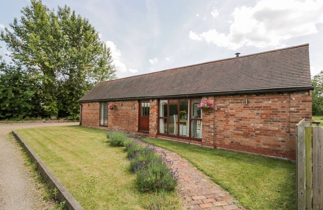 THE CHICKEN SHED, romantic, with open fire in Barford