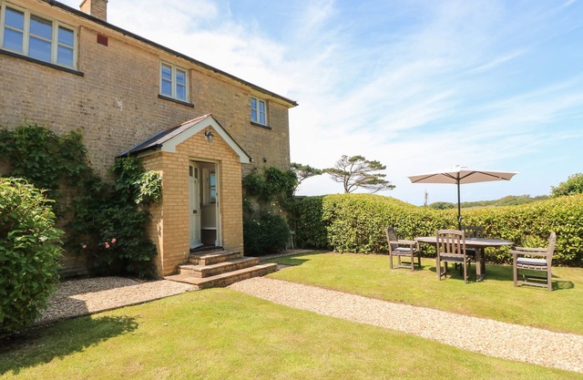 THE COACH HOUSE, family friendly, luxury holiday cottage in Chale