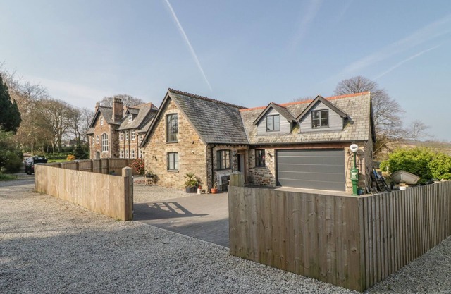 THE COACH HOUSE, pet friendly, with a garden in St Columb Major