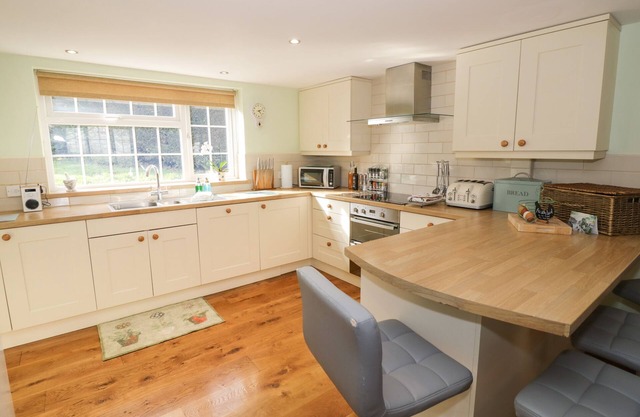 THE CORNER HOUSE, family friendly, luxury holiday cottage in Pensax