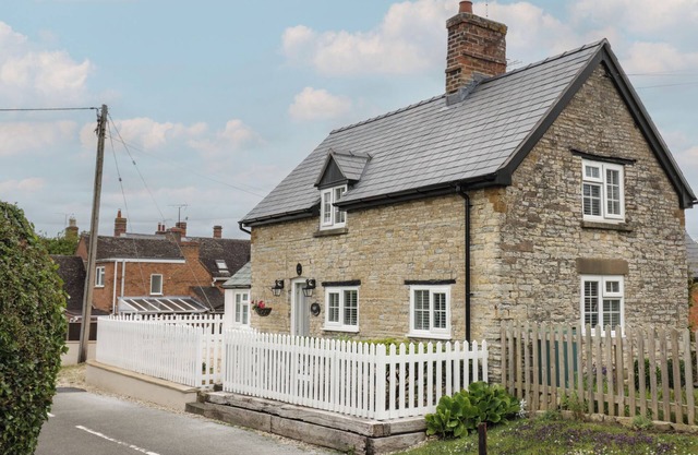 THE COTTAGE, pet friendly, character holiday cottage in Ettington
