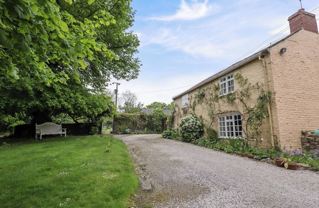 THE COTTAGE, character holiday cottage, with open fire in Holywell