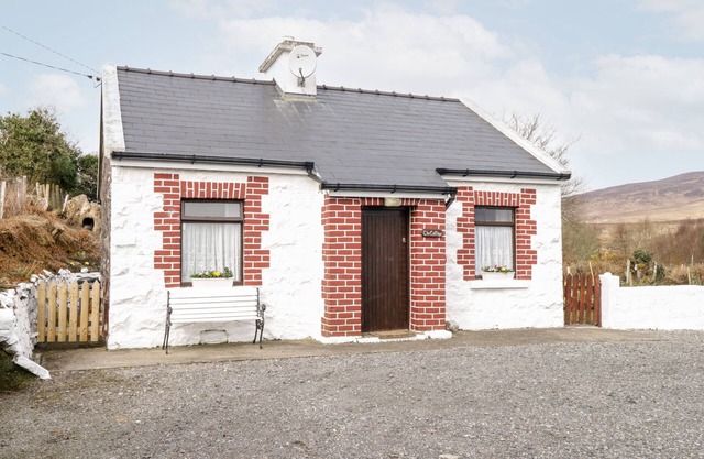 THE COTTAGE, family friendly, with open fire in Newport, County Mayo