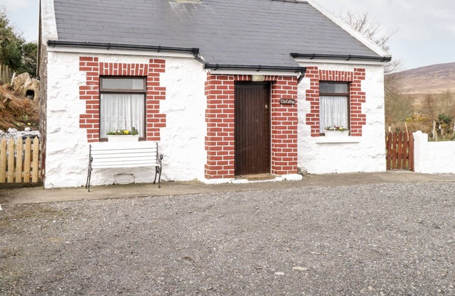 THE COTTAGE, family friendly, with open fire in Newport, County Mayo