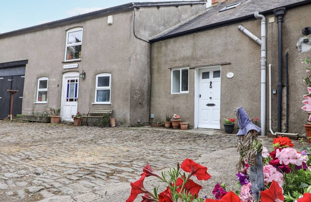 THE COTTAGE, pet friendly, character holiday cottage in Clevedon