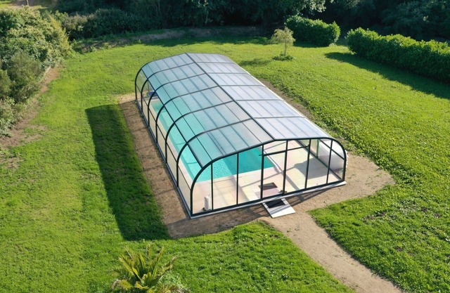 The countryside 20 minutes from the beaches, cottage with swimming pool