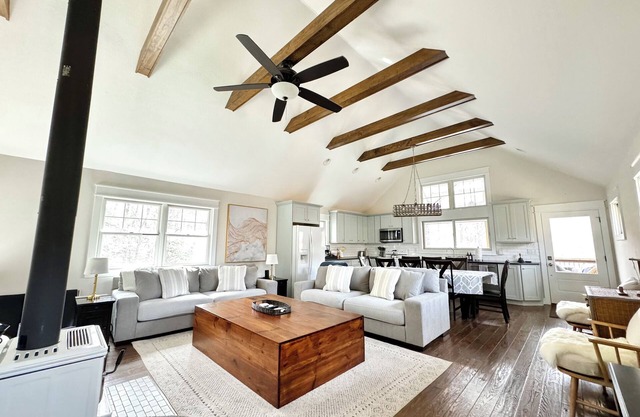 The Cove Retreat- Hot Tub/Screened Porch/Game Room