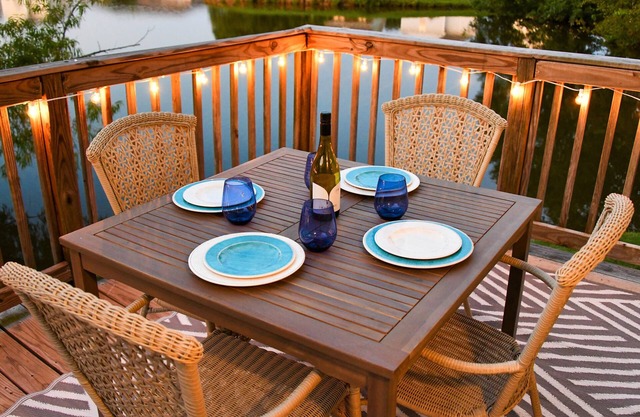 *The Cowbell Cabana* 6 Mins to MSU! Relaxing Lake Views! Beautiful Sunsets!