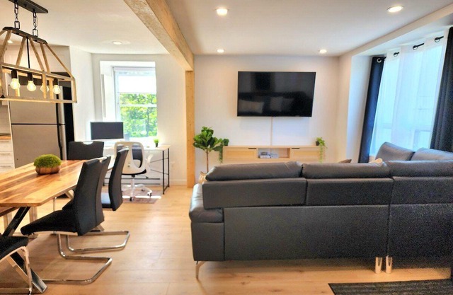 The Coziest | Hot Tub | EV Charger & Free Parking