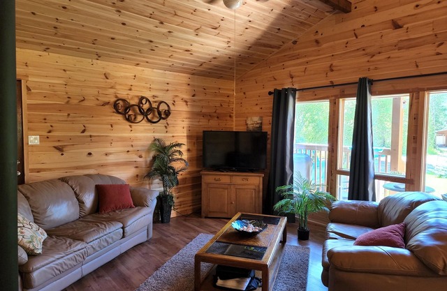 The cozy cabin… 12 minutes to Grand Beach!