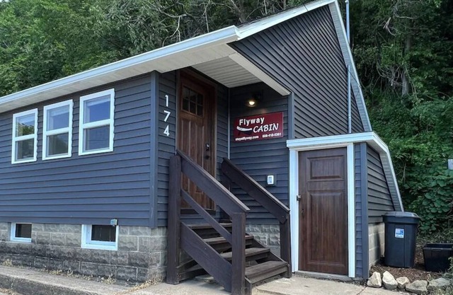 The “Cozy” Flyway Cabin on the Great River Road!