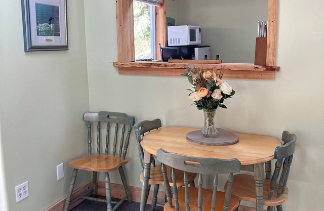 The Cozy Green Cottage - fully stocked cabin in Whaletown close to the ferry