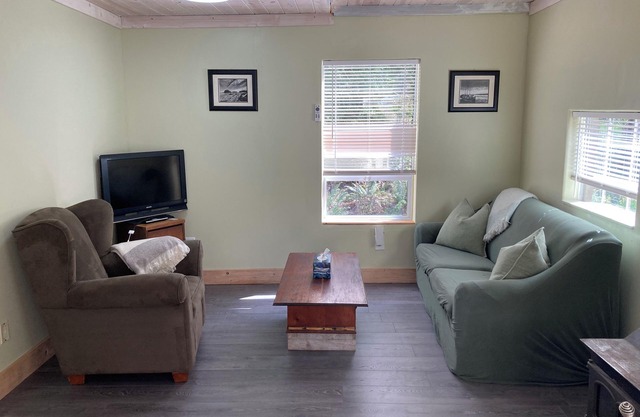 The Cozy Green Cottage - fully stocked cabin in Whaletown close to the ferry