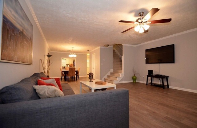 The Cozy Pearl Townhome - 10 mins to horse park!