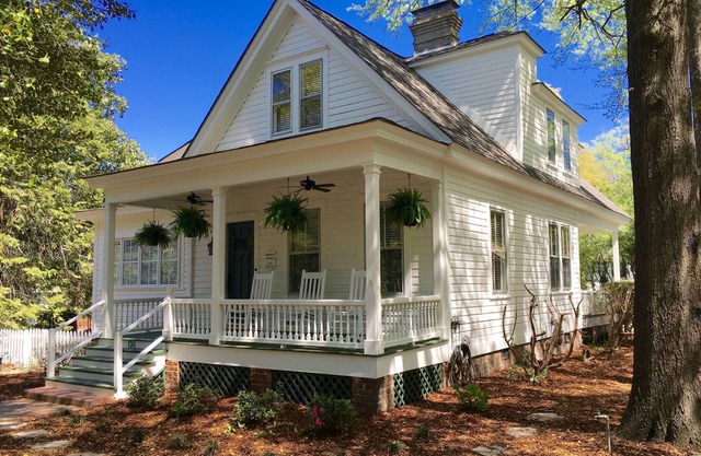 The Craddock - Tufts Home & Antique Carriage House - 6BR 5.5 Baths - Sleeps 12+