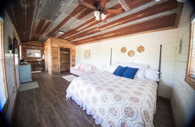 The Creekside Crib - The cabins at Onion Creek