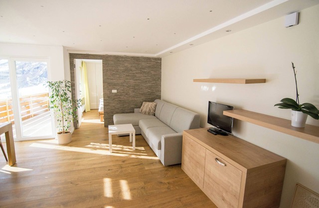 The Cristal apartment house is situated in a quiet, sunny and central location