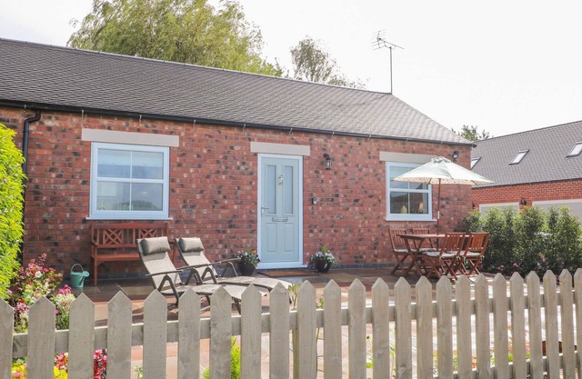 THE CROFT, pet friendly, with a garden in Hollington, Derbyshire
