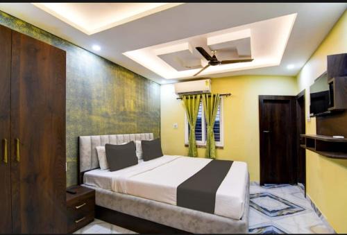 The Crown Inn Madhyamgram