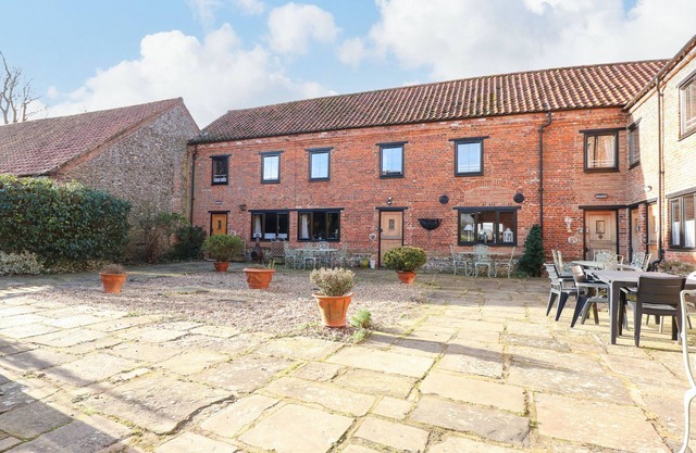 THE DAIRY BARN, pet friendly, character holiday cottage in Fakenham